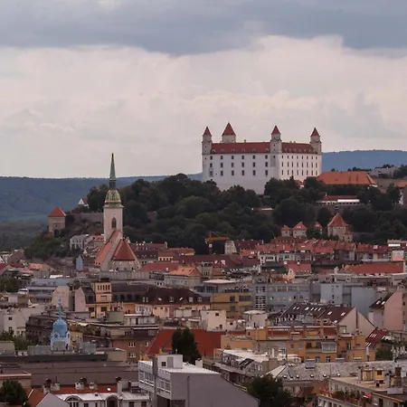 Skypark Serenity - Nordic Chic & Castle Views Bratysława
