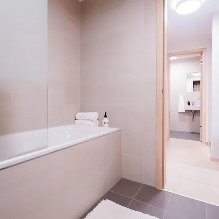 Skypark Serenity - Nordic Chic & Castle Views Apartment