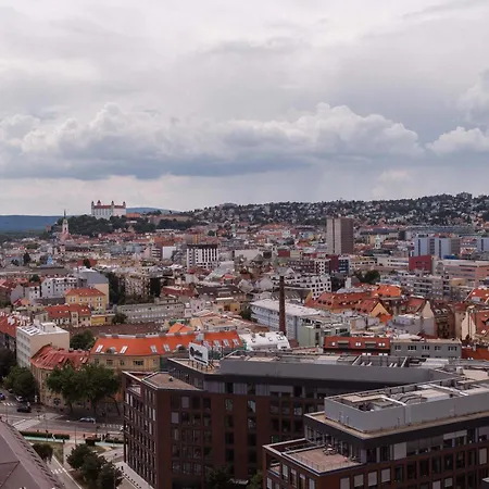 Skypark Serenity - Nordic Chic & Castle Views Apartment