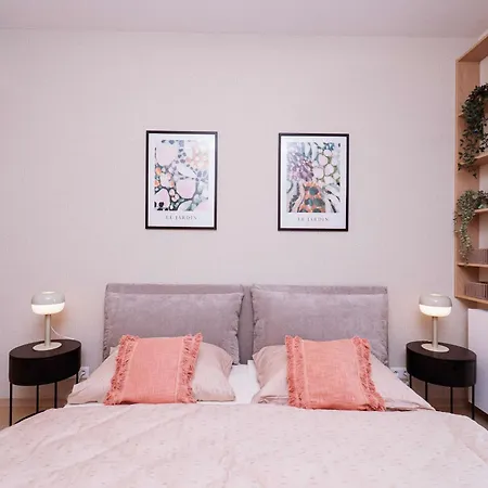 Skypark Serenity - Nordic Chic & Castle Views *