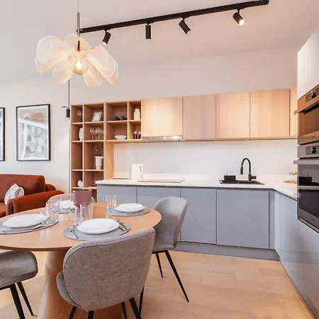 Skypark Serenity - Nordic Chic & Castle Views Apartament