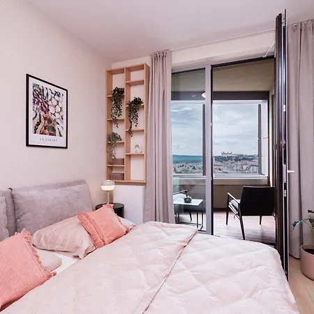 Skypark Serenity - Nordic Chic & Castle Views Apartment *