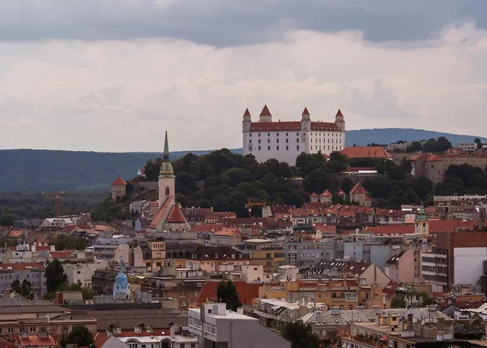 Skypark Serenity - Nordic Chic & Castle Views Bratislava