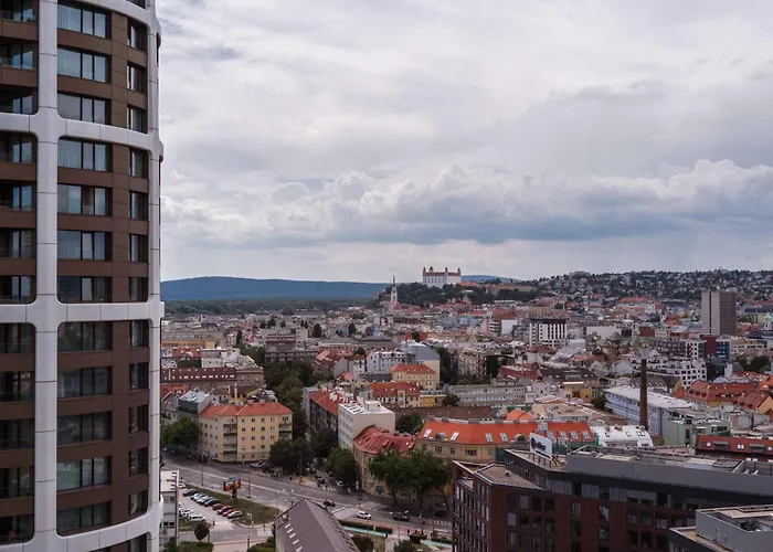 Skypark Serenity - Nordic Chic & Castle Views *