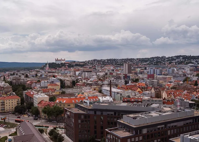 Skypark Serenity - Nordic Chic & Castle Views Apartment