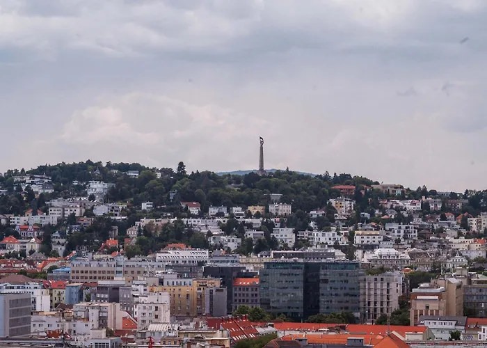 Skypark Serenity - Nordic Chic & Castle Views *