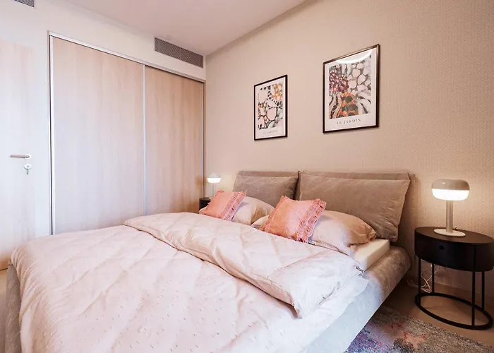 Skypark Serenity - Nordic Chic & Castle Views Pressburg