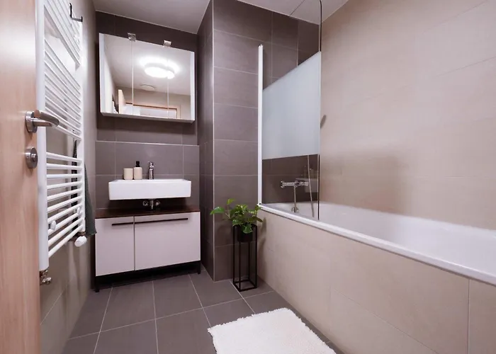 Skypark Serenity - Nordic Chic & Castle Views Apartment