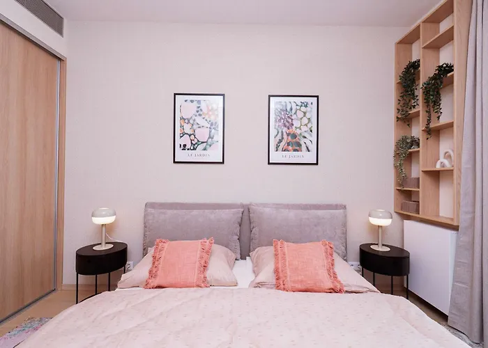 Skypark Serenity - Nordic Chic & Castle Views *