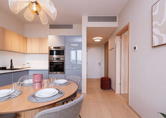 Skypark Serenity - Nordic Chic & Castle Views * Pressburg