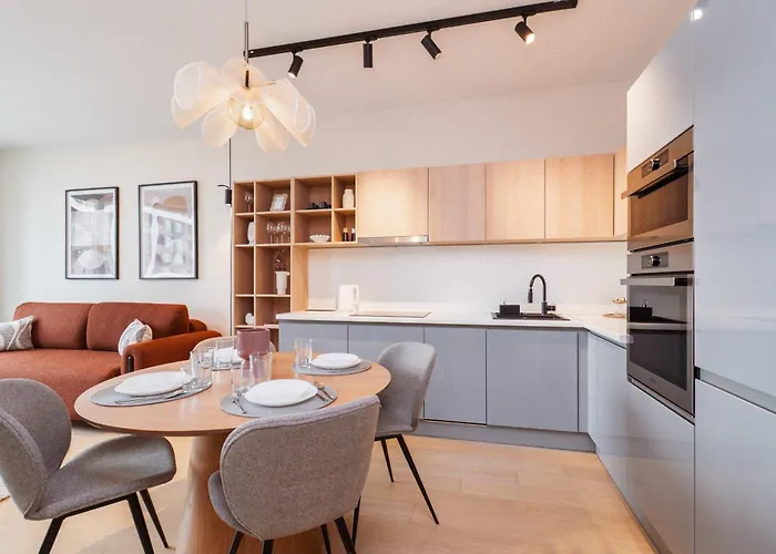 Skypark Serenity - Nordic Chic & Castle Views Apartment