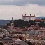 Skypark Serenity - Nordic Chic & Castle Views Pressburg