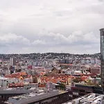 Skypark Serenity - Nordic Chic & Castle Views Apartment