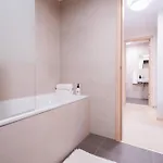 Skypark Serenity - Nordic Chic & Castle Views Apartment